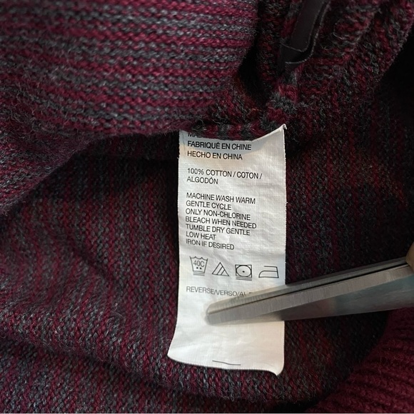 IZOD Classic Men's size Large burgundy gray striped v neck knit sweater vest - Picture 6 of 6